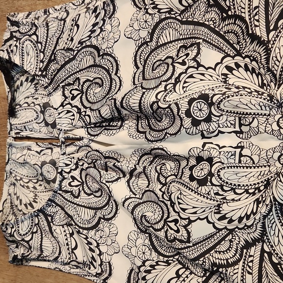 The Limited *Sleeveless Black and White Patterned Blouse. - Picture 2 of 8